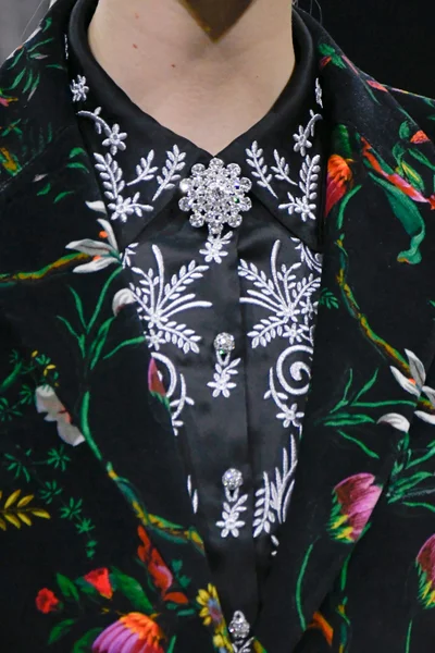 Look 18